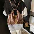 Brauner Damenrucksack aus Kunstleder mit Vintage-Textur und goldenen Metallbeschlägen - Braun
