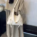 Große cremeweiße Hobo-Tasche aus PU-Leder mit goldenen Details und Schulterriemen - Gebrochenes Weiß