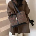 Braune Hahnentritt-Einkaufstasche mit schwarzen Lederriemen und Schloss auf der Treppe - 38*11.5*26 / Schwarz