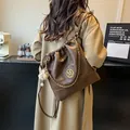 Sac seau en cuir marron avec cordon, logo M doré et bandoulière chaîne chic - Café avec Pendentif
