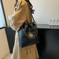 Grand sac à bandoulière noir à cordon en cuir mat avec chaîne dorée et logo M - Noir Avec Pendentif Lapin