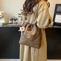 Sac fourre-tout marron en cuir avec logo M, chaîne et pendentif mouton, porté à l'épaule - Khaki Avec Pendentif Lapin