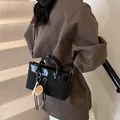 Retro schwarze minimalistische Shopper-Tasche mit Materialmix und Sport-Anhänger - Standardtyp / Schwarz