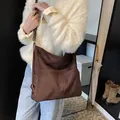 Bolso de hombro hobo grande marrón minimalista de cuero sintético mate para mujer - Marrón