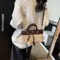 Retro-Einkaufstasche in Dunkelbraun und Beige mit einem Baseballhandschuh-Anhänger - Mit Anhänger / Aprikose
