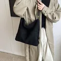 Bolso hobo negro minimalista de gran capacidad con bolsillos delanteros y correa ajustable - Negro