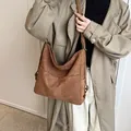 Bolso hobo minimalista en ante marrón caramelo con gran capacidad y correa de hombro ajustable - Marrón