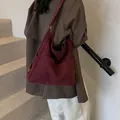 Bolso hobo minimalista burdeos en ante con correa ajustable para mujer, estilo de 2025 - Burdeos