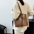 Grand sac cabas marron en cuir avec nœud tressé et pendentif de raquette porté épaule - Marron
