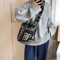 Pluche bucket bag met luipaard bloemenpatroon in zwart en wit voor de winterstijl - 29*19*29 / Etnisch zwart totem