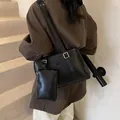 Borsa tote in pelle nera con piccola pochette coordinata e fibbie dorate regolabili - 30*9.5*19 / Nero