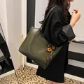 Borsa tote retrò verde scuro capiente con ciondoli decorativi e tracolla regolabile in pelle - con portachiavi / Verde Scuro con Pendente