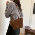Braune trapezförmige Wildlederoptik Tasche mit Henkeln und Umhängeriemen - Standard / Braun