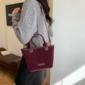 Dunkelrote Wildleder-Einkaufstasche für Damen mit Ledergriffen und verstellbarem Gurt - Standard / Fuchsie
