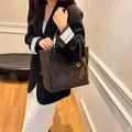 Grande borsa tote marrone scuro in ecopelle da donna con elegante nappa decorativa - con portachiavi / Caffè con Pendente