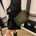 Grande borsa tote minimalista verde oliva in pelle PU opaca indossata con un trench nero - Verde Scuro senza Pendente