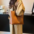 Borsa tote marrone vintage di grande capacità in pelle PU opaca con tracolle alla moda - Marrone Senza Ciondolo
