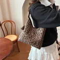 Κομψή oversized τσάντα ώμου με λεοπάρ μοτίβο, φούντα και χρυσές λεπτομέρειες - Λεοπάρ μοτίβο