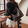 Bolso de hombro grande marrón oscuro minimalista con un colgante de oso de peluche - Con Colgante / 30x14x31cm / Marrón