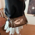 Vintage braune glänzende PU-Leder Umhängetasche mit Reißverschlüssen und Schultergurt - 20x12x16cm / Braun