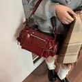 Vintage dunkelrote Schultertasche aus gewaschenem Leder mit mehreren Reißverschlüssen - 20x12x16cm / Rot