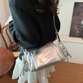 Metallisch silberne Hobo-Tasche mit Retro-Funktionsreißverschlüssen und Trageriemen - 20x12x16cm / Silber