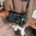 Sac à bandoulière rétro en simili cuir noir avec plusieurs fermetures éclair - 20x12x16cm / Noir