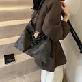 Bolso tote vintage gris oscuro con textura desgastada y correas de cuero para el día a día - Negro