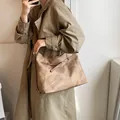 Bolso tote grande vintage de cuero sintético marrón con hebilla metálica en selfie de espejo - Marrón