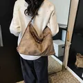 Bolso tote retro grande de cuero marrón oscuro con correas largas llevado al hombro - Marrón