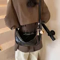 Bolso bandolera retro de cuero negro en forma de media luna con colgante de béisbol - Negro