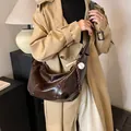 Bolso de media luna en cuero sintético marrón oscuro brillante con colgante - Marrón