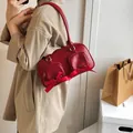 Rote Retro-Unterachseltasche für Damen mit Zierreißverschlüssen und Seidenschleife - Rot