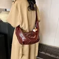 Bolso hobo burdeos brillante con colgante de béisbol y acabado elegante de charol - Burdeos