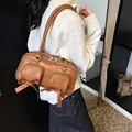 Braune Leder-Unterachseltasche mit zwei Reißverschlusstaschen und Schleifen-Details - Braun