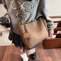 Bolso tote de cuero granulado marrón oscuro con colgante de leopardo en estilo urbano chic - Caqui