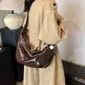 Bolso hobo marrón oscuro de cuero encerado con colgante de béisbol y costuras - Café (Con Colgante)