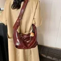 Bolso hobo retro de cuero encerado burdeos con correa ajustable y amuleto lindo - Burdeos (Con Colgante)