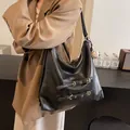 Borsa hobo vintage in pelle nera con fibbie in metallo e ciondolo da baseball - Senza Ciondolo / Nero
