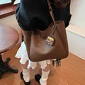 Bolso tote marrón en cuero texturizado con un mini colgante de estampado leopardo - Marrón