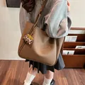 Bolso tote grande marrón de grano con colgante de leopardo para mujer con estilo - Con Colgante de Leopardo / Caqui