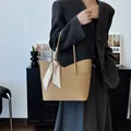 Elegante borsa tote kaki in pelle martellata con foulard di seta per pendolari - 27*11*26cm / Cachi