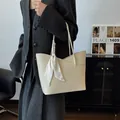 Grande borsa shopper bianco avorio in pelle martellata con foulard di seta sul manico - 27*11*26cm / Beige