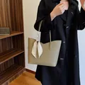 Borsa tote verde oliva in pelle martellata con foulard in seta a cuori decorativo - 27*11*26cm / Verde