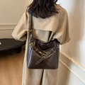 Bolso hobo grande vintage marrón oscuro en cuero sintético pulido con detalles dorados - 34cmx10cmx27cm / Marrón