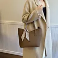 Borsa tote in pelle marrone con foulard in seta indossata da modella con cappotto beige - 27*11*26cm / Marrone