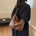 Bolso tote vintage marrón de gran capacidad con hebilla dorada y acabado en cuero - 34cmx10cmx27cm / Marrón