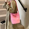 Bolso tote de felpa rosa suave con parche de cuero para otoño e invierno cálido - Rosa