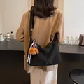 Schwarze Halbmond-Einkaufstasche aus Nylon mit Teddybär-Anhänger und gewebtem Kordelzug - 35*12*25 / Schwarz