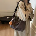 Große dunkelbraune Hobo-Tasche in Matt-Optik mit süßem Teddybär-Anhänger - 35*12*25 / Dunkelbraun